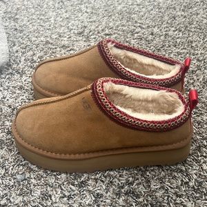 Brand new never worn ugg tazz platform slippers size 8